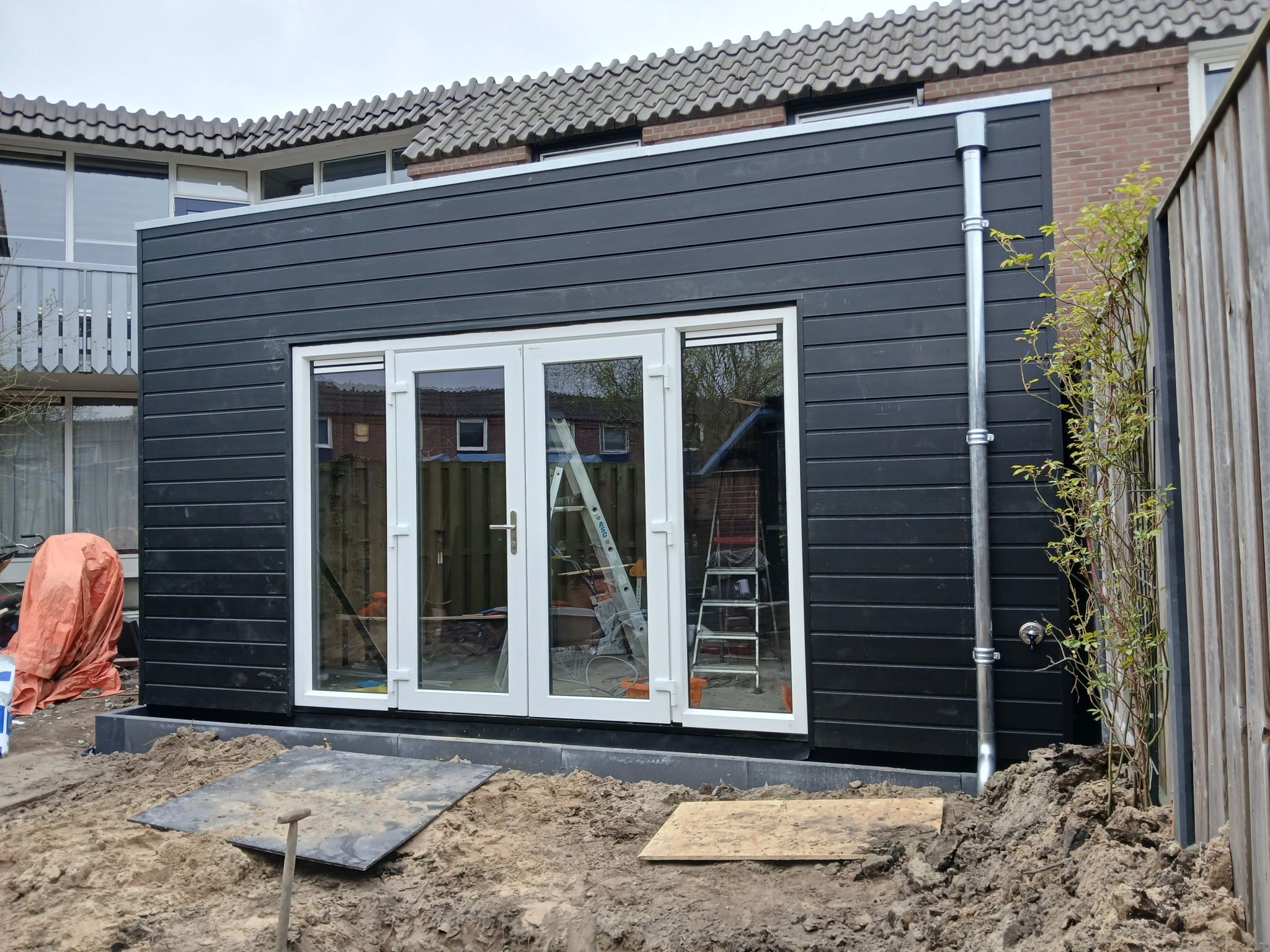 Opgeleverde uitbouw met zwarte gevelbekleding